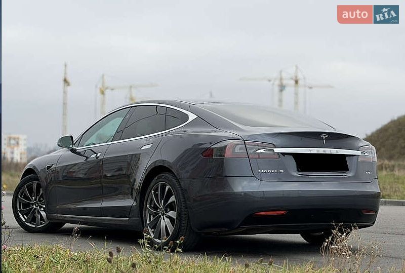 Лифтбек Tesla Model S 2018 в Львове