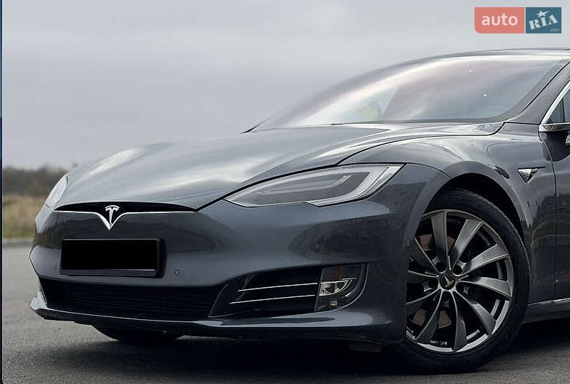 Лифтбек Tesla Model S 2018 в Львове