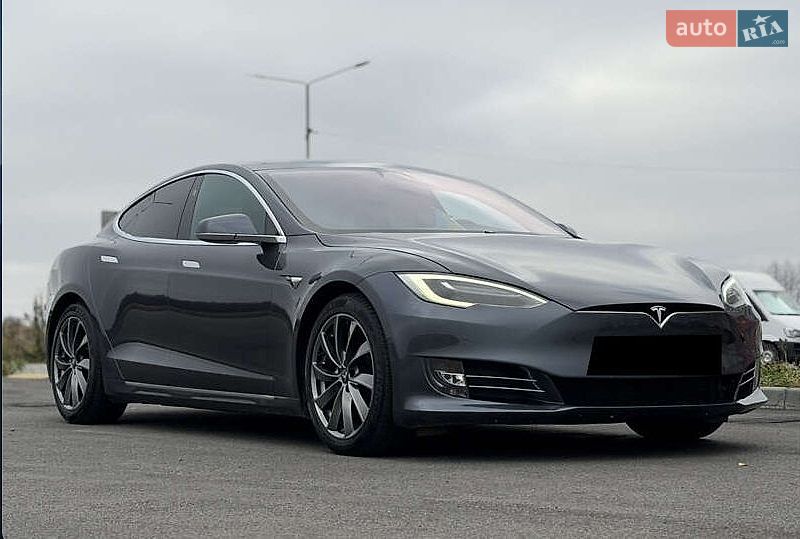 Лифтбек Tesla Model S 2018 в Львове