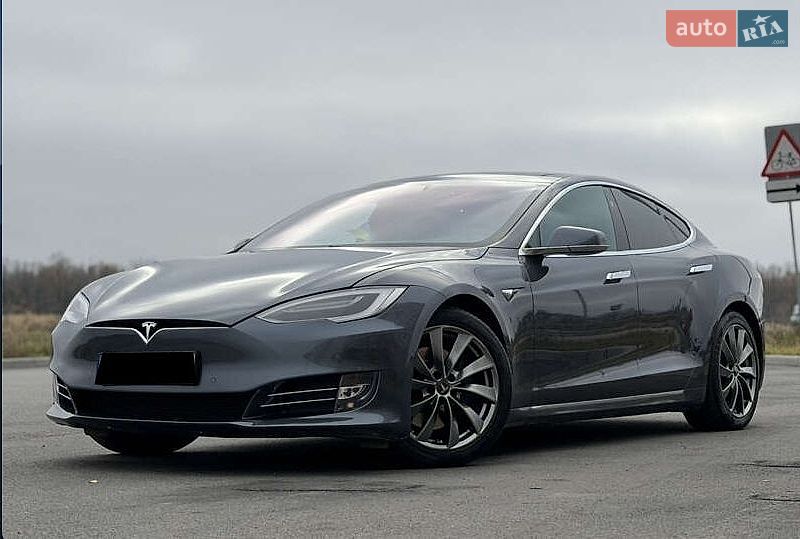 Лифтбек Tesla Model S 2018 в Львове