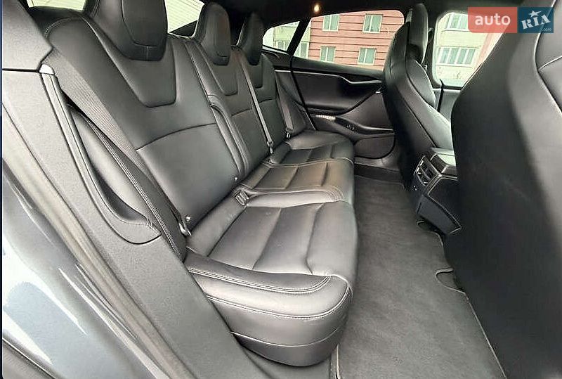 Лифтбек Tesla Model S 2018 в Львове