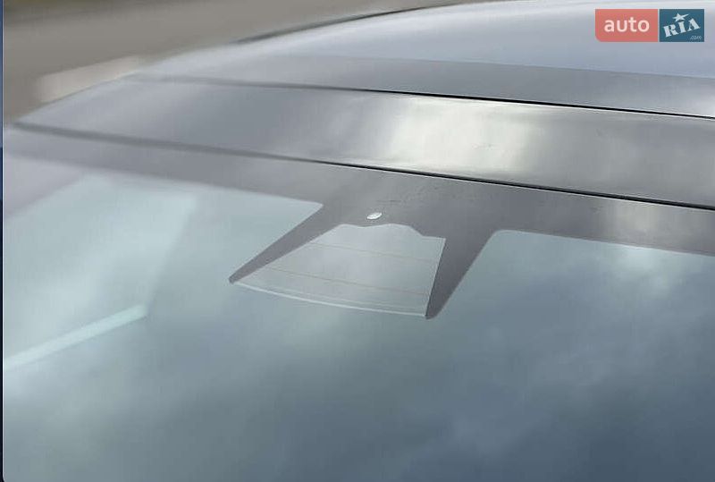 Лифтбек Tesla Model S 2018 в Львове