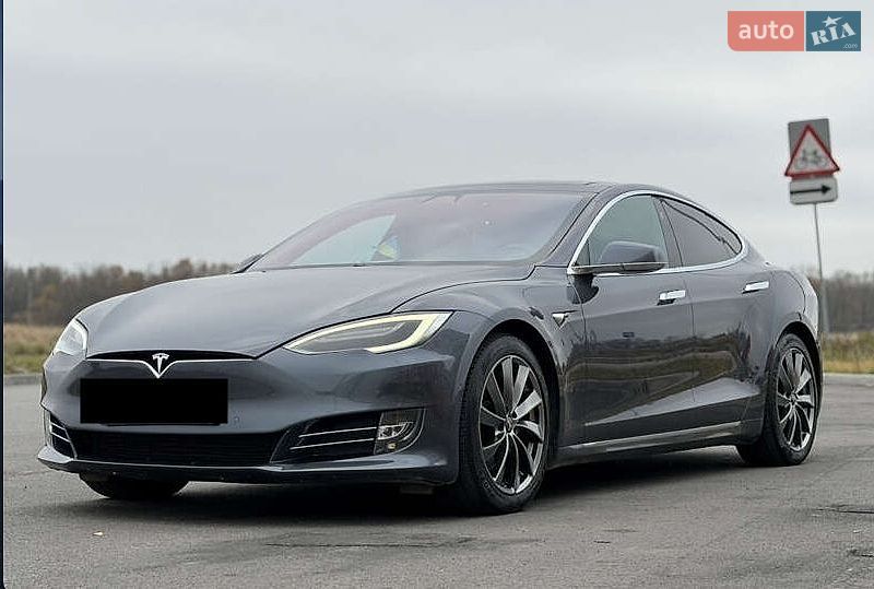 Лифтбек Tesla Model S 2018 в Львове