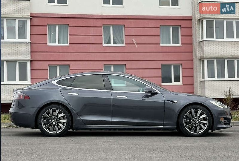 Лифтбек Tesla Model S 2018 в Львове