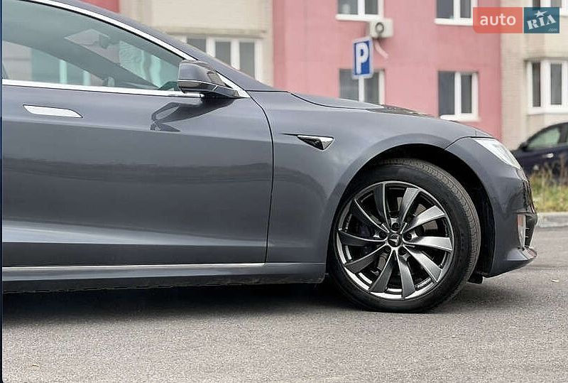 Лифтбек Tesla Model S 2018 в Львове