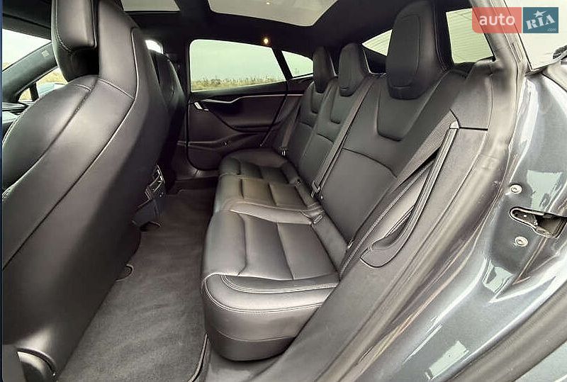 Лифтбек Tesla Model S 2018 в Львове