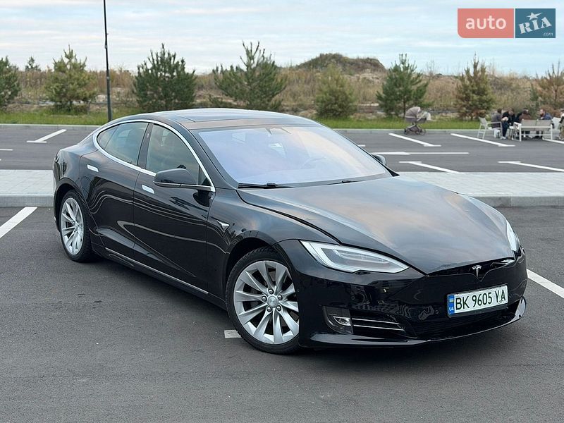 Лифтбек Tesla Model S 2017 в Ровно