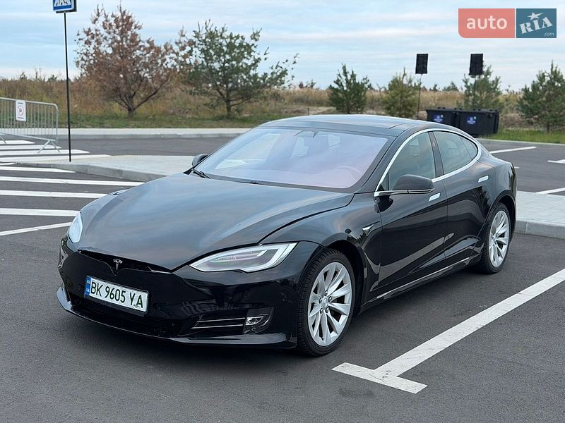 Лифтбек Tesla Model S 2017 в Ровно
