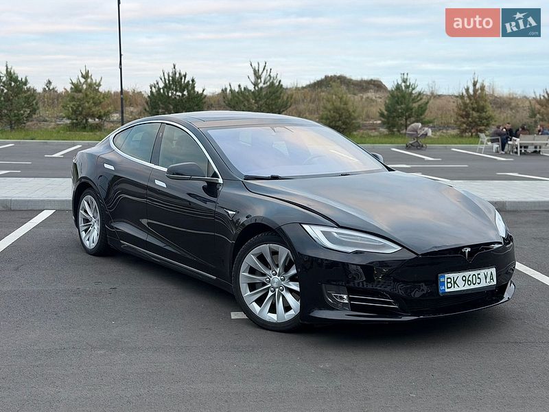 Лифтбек Tesla Model S 2017 в Ровно