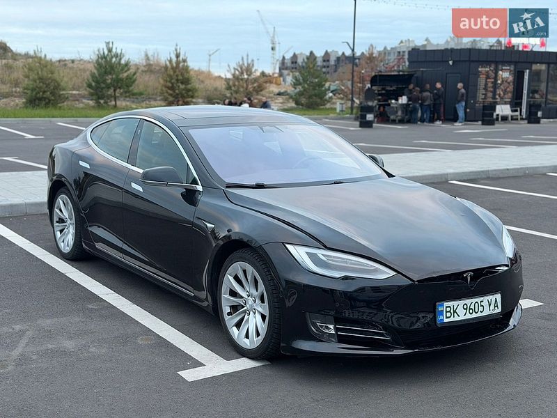Лифтбек Tesla Model S 2017 в Ровно