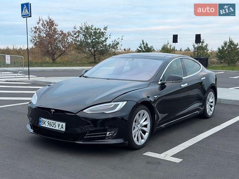 Лифтбек Tesla Model S 2017 в Ровно