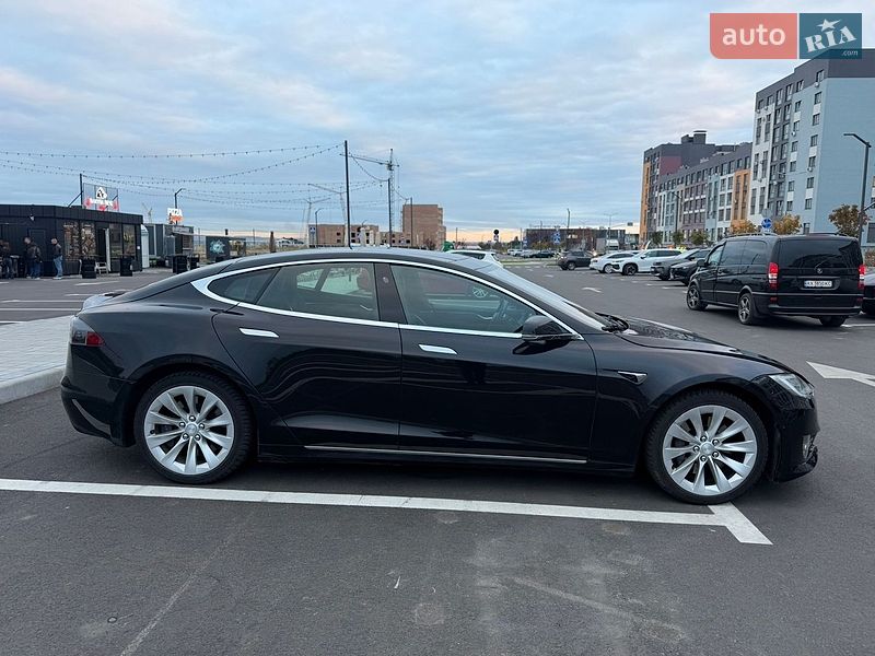 Лифтбек Tesla Model S 2017 в Ровно