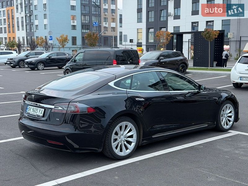 Лифтбек Tesla Model S 2017 в Ровно