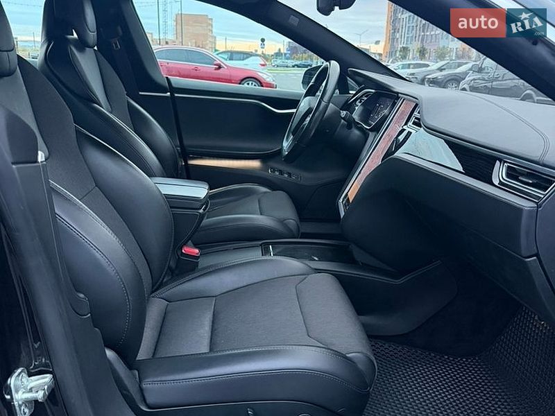 Лифтбек Tesla Model S 2017 в Ровно