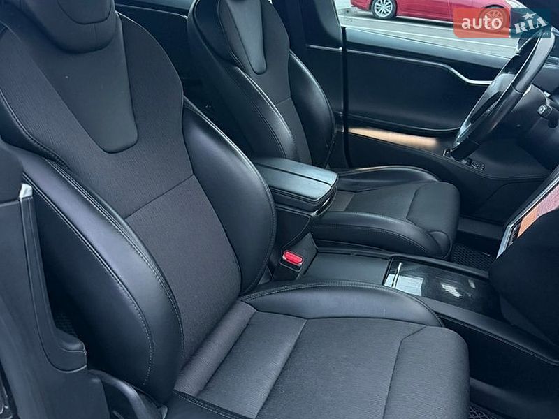 Лифтбек Tesla Model S 2017 в Ровно