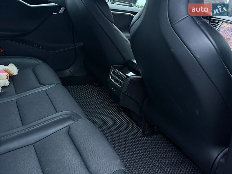 Лифтбек Tesla Model S 2017 в Ровно