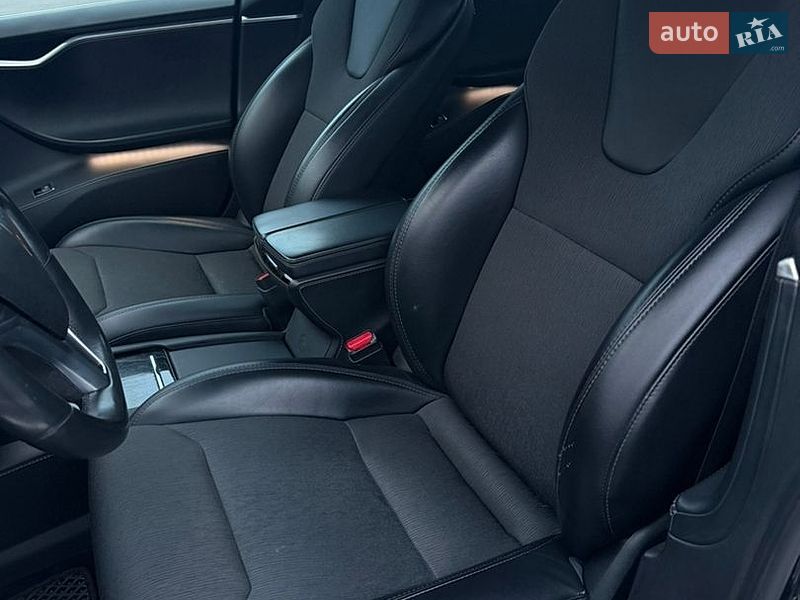 Лифтбек Tesla Model S 2017 в Ровно