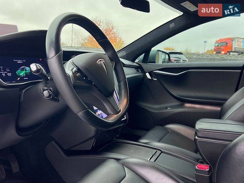 Лифтбек Tesla Model S 2018 в Львове