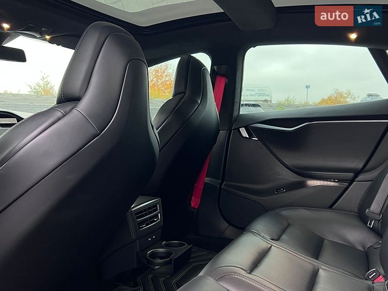Лифтбек Tesla Model S 2018 в Львове