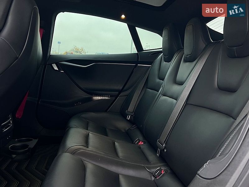 Лифтбек Tesla Model S 2018 в Львове