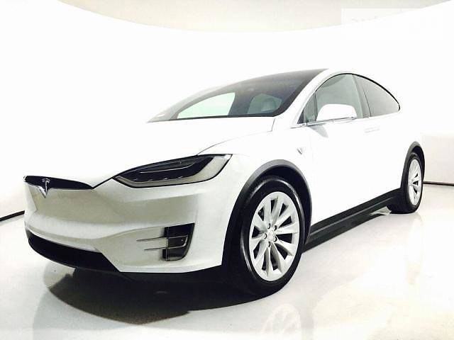 Tesla Model X 2017 года