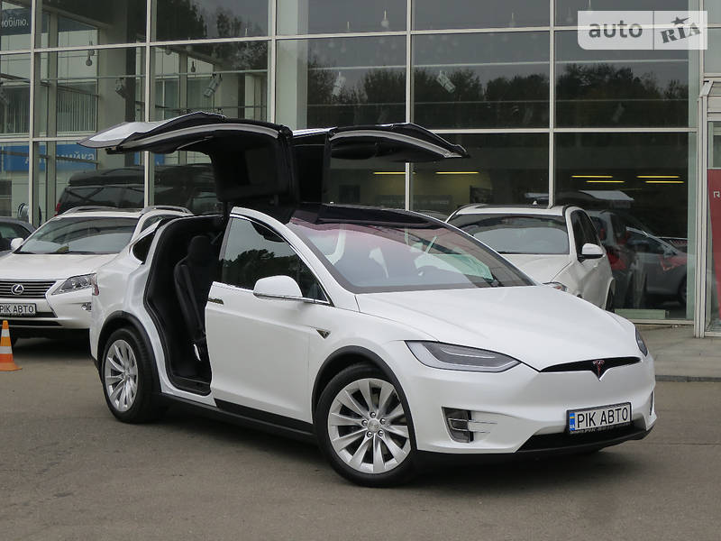 Tesla Model X 2017 года