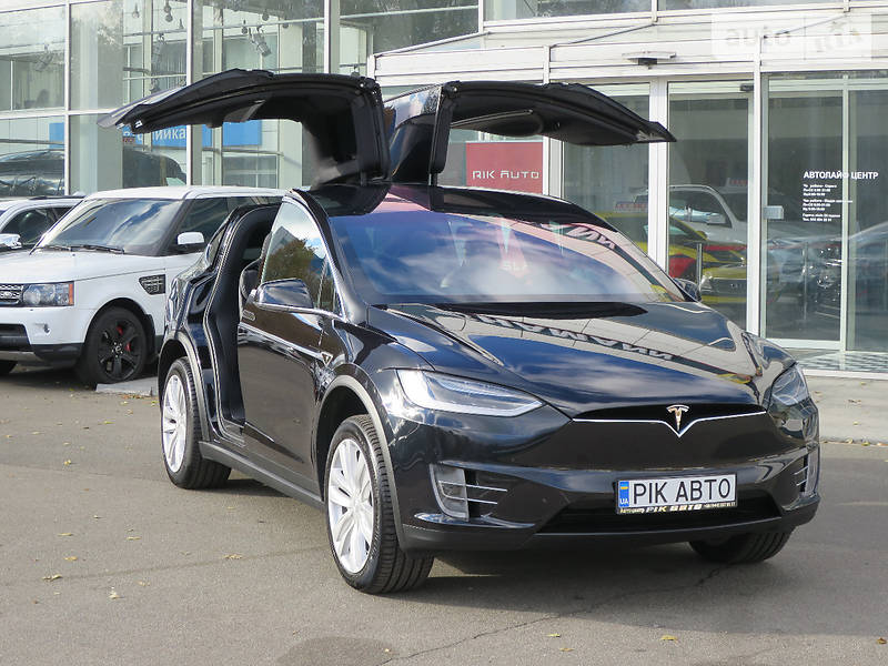 Tesla Model X 2017 года