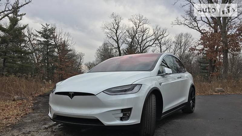Tesla Model X 2017 года