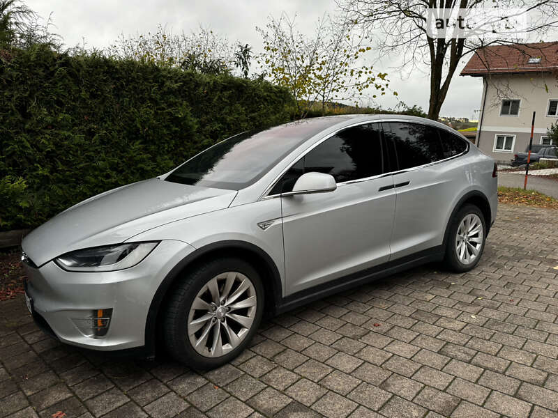 Универсал Tesla Model X