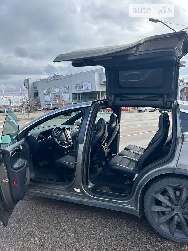 Позашляховик / Кросовер Tesla Model X 2016 в Києві