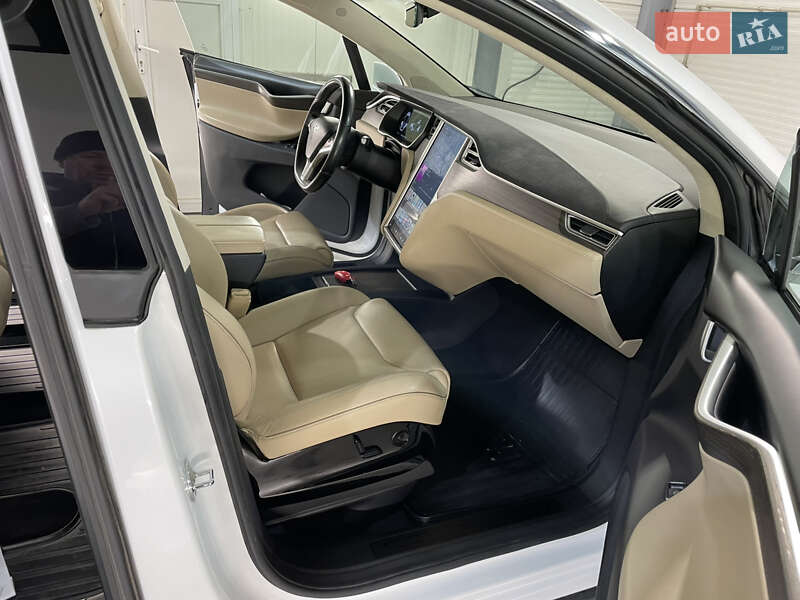 Внедорожник / Кроссовер Tesla Model X 2016 в Черновцах