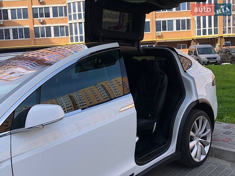 Позашляховик / Кросовер Tesla Model X 2016 в Львові