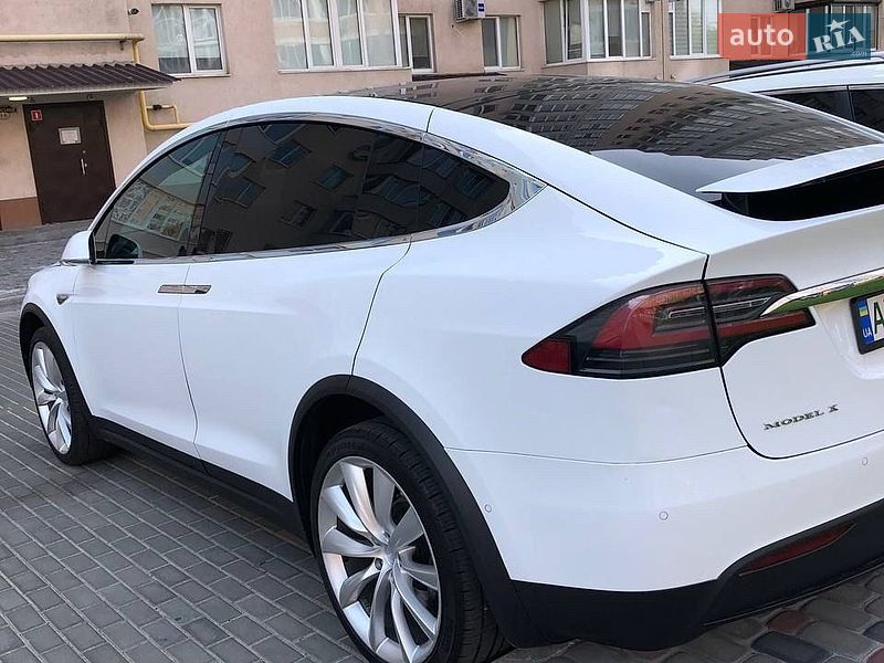 Позашляховик / Кросовер Tesla Model X 2016 в Львові