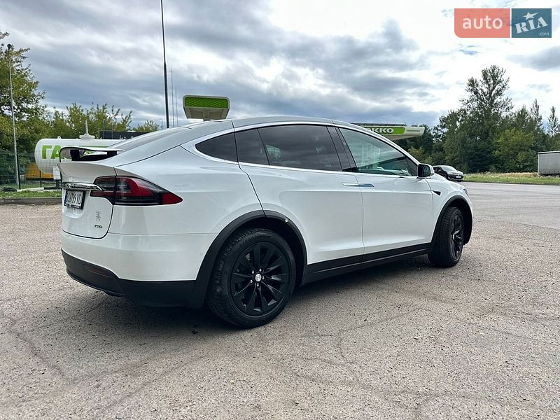 Позашляховик / Кросовер Tesla Model X 2017 в Львові