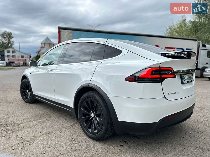 Позашляховик / Кросовер Tesla Model X 2017 в Львові