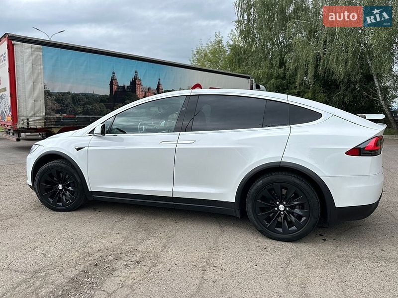 Позашляховик / Кросовер Tesla Model X 2017 в Львові