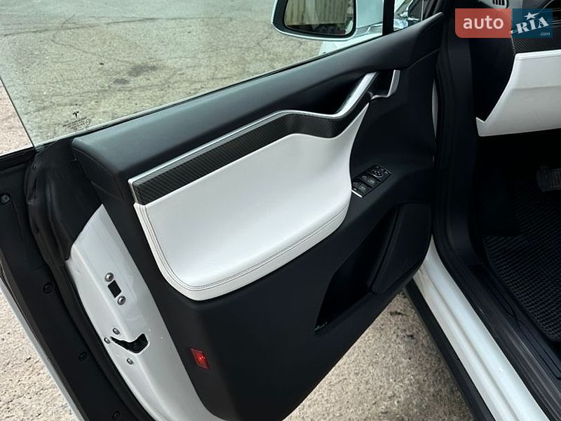 Позашляховик / Кросовер Tesla Model X 2017 в Львові