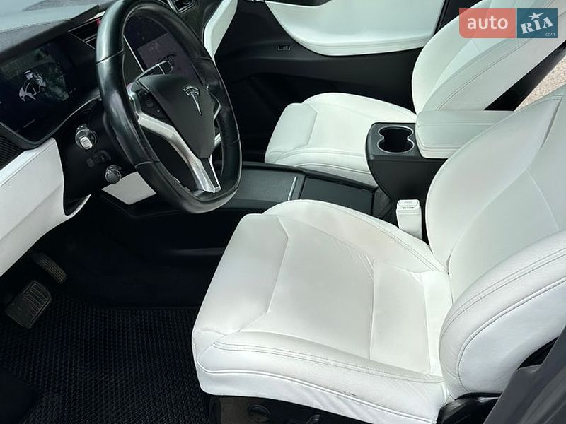 Позашляховик / Кросовер Tesla Model X 2017 в Львові