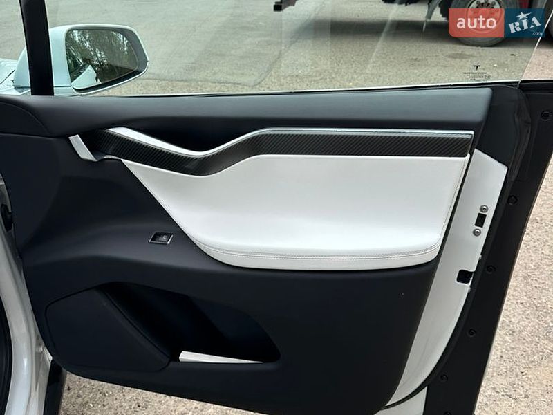 Позашляховик / Кросовер Tesla Model X 2017 в Львові