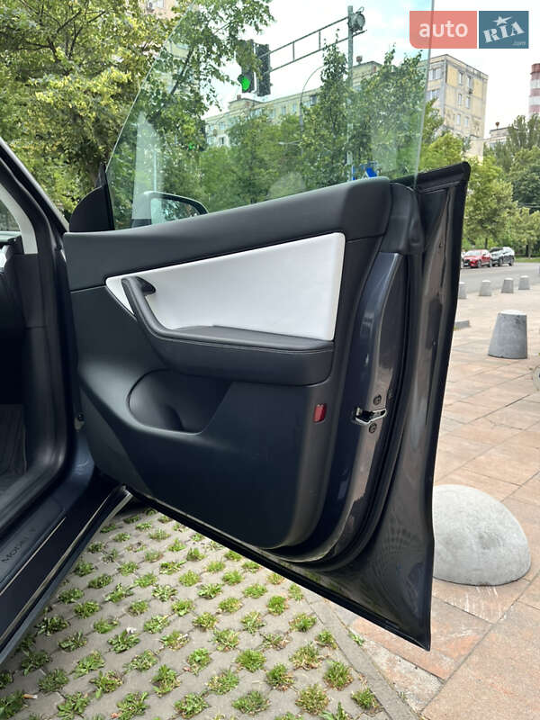 Внедорожник / Кроссовер Tesla Model Y 2021 в Киеве