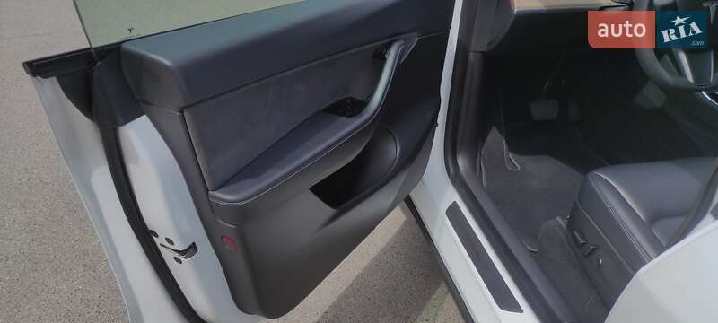 Внедорожник / Кроссовер Tesla Model Y 2020 в Киеве