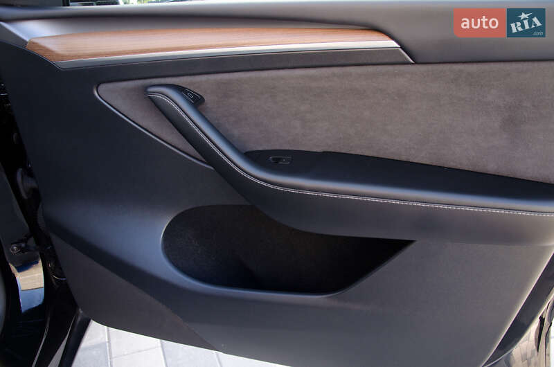 Внедорожник / Кроссовер Tesla Model Y 2022 в Киеве