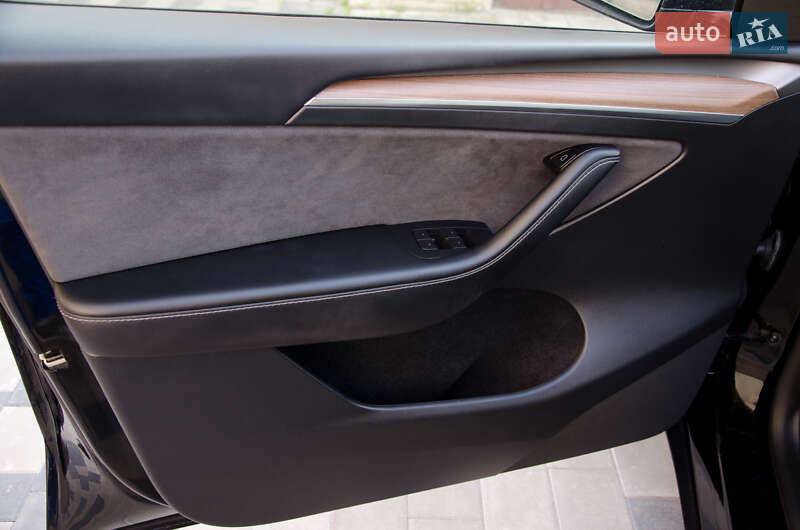 Внедорожник / Кроссовер Tesla Model Y 2022 в Киеве