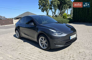 Tesla Model Y 2024