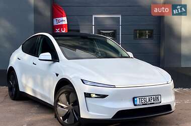 Tesla Model Y  2025