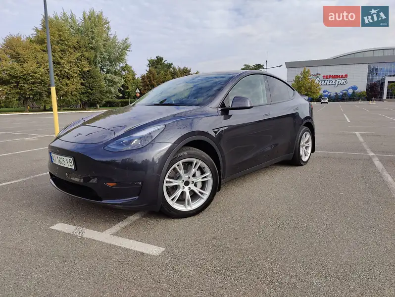 Tesla Model Y 2024