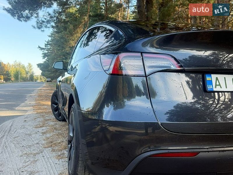 Tesla Model Y 2024