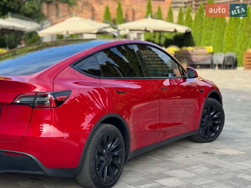 Лифтбек Tesla Model Y