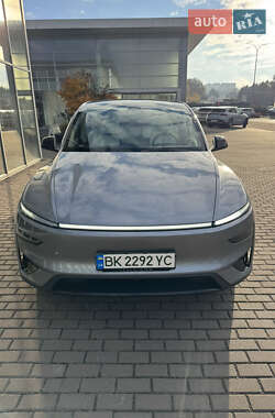 Tesla Model Y  2025