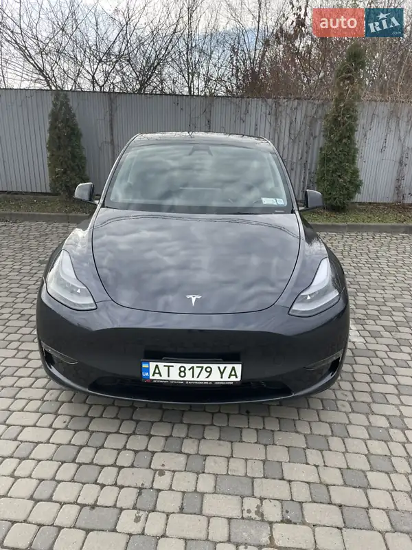 Tesla Model Y 2024